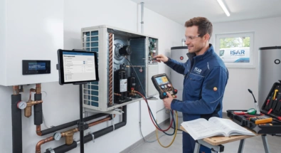 Servicetechniker prüft eine Klimaanlage während der Wartung
