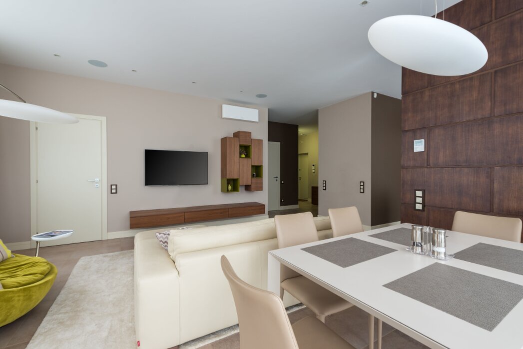 Moderne Wohnung mit Klimageräten in Wohn- und Schlafzimmer